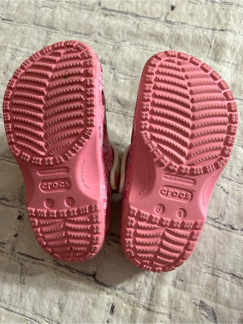 HELLO KITTY AND FRIENDS PINK CROCS ALL-OVER SANDRIO CHARACTERS & JIBBITZ CHARMS